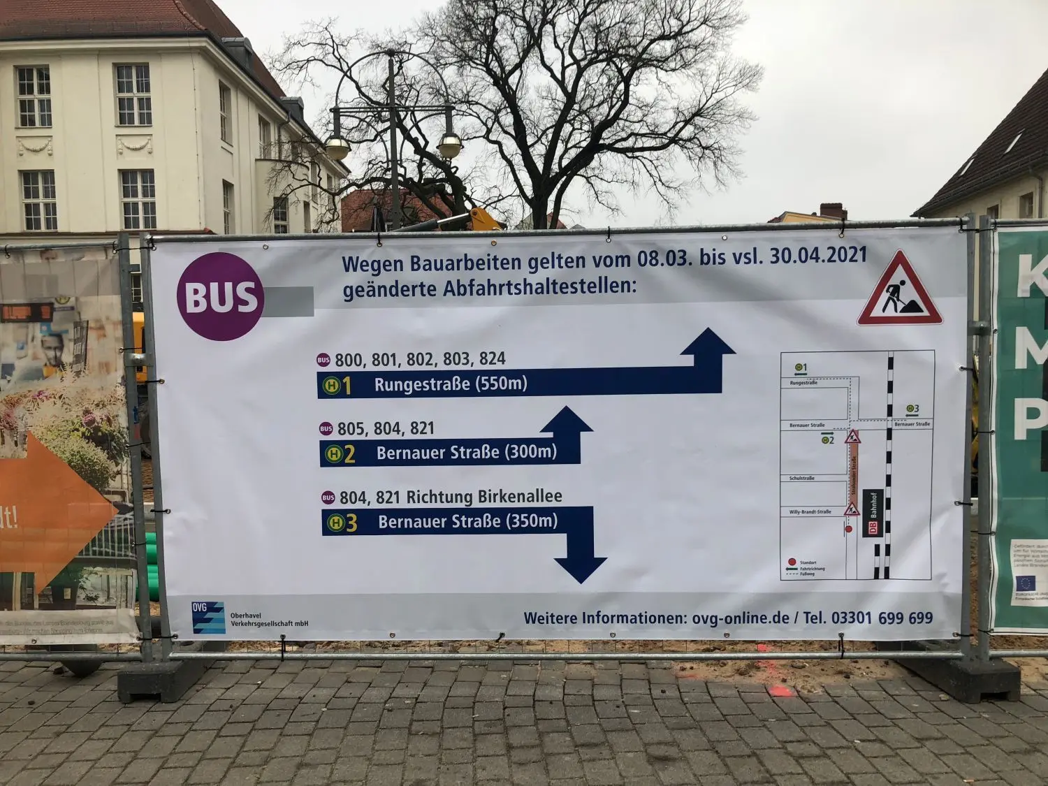 Ein Plakat der OVG zeigt am Bahnhof Oranienburg den Weg zu den Ersatzhaltestellen in der Bernauer und Rungestraße.