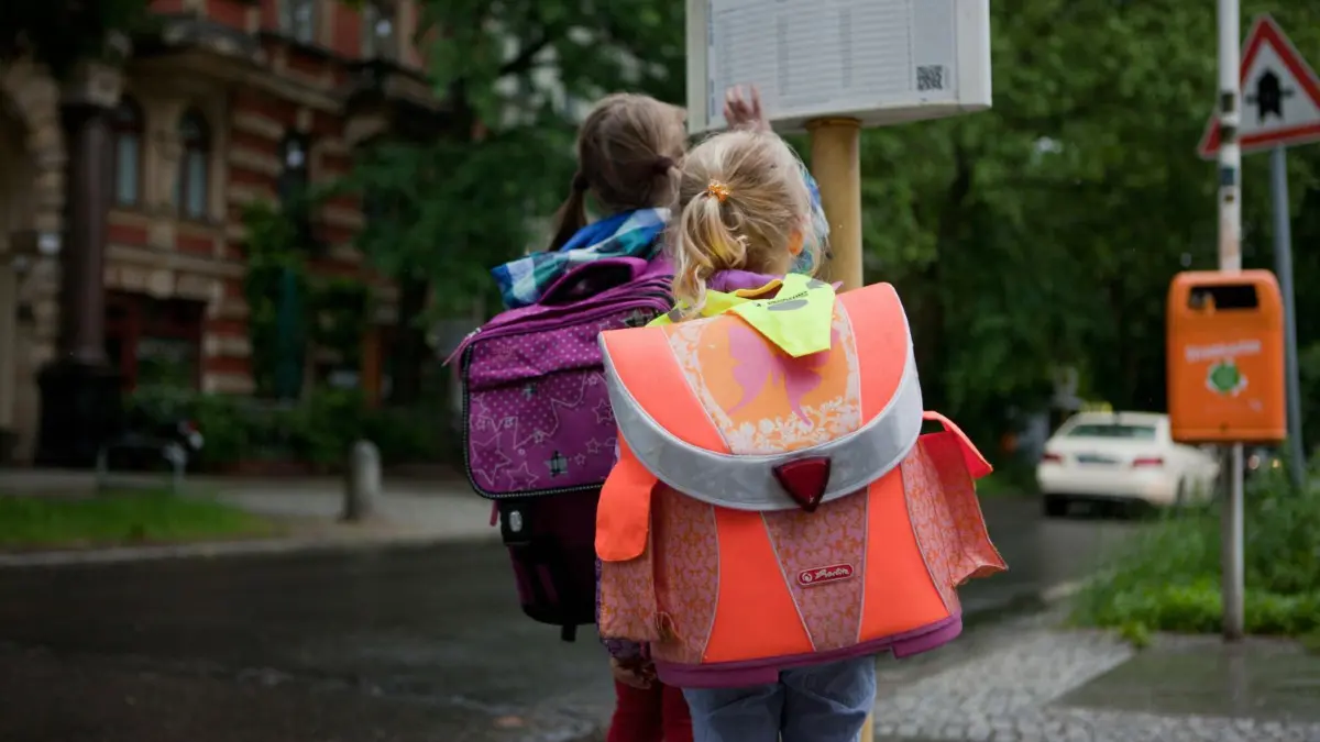 Der Bus ist wieder nicht gekommen, was jetzt? Schulkinder aus Gerlenhofen beklagen eine unsichere Verbindung ins Illertal-Gymnasium.
ILLUSTRATION - Schulkinder an der Bushaltestelle: Nicht immer lesen sie so ruhig den Fahrplan. Vor allem, wenn getobt wird, sollten Autofahrer Vorsicht walten lassen. Foto: Silvia Marks/dpa-mag - Honorarfrei nur für Bezieher des Dienstes dpa-Magazin +++ dpa-Magazin +++