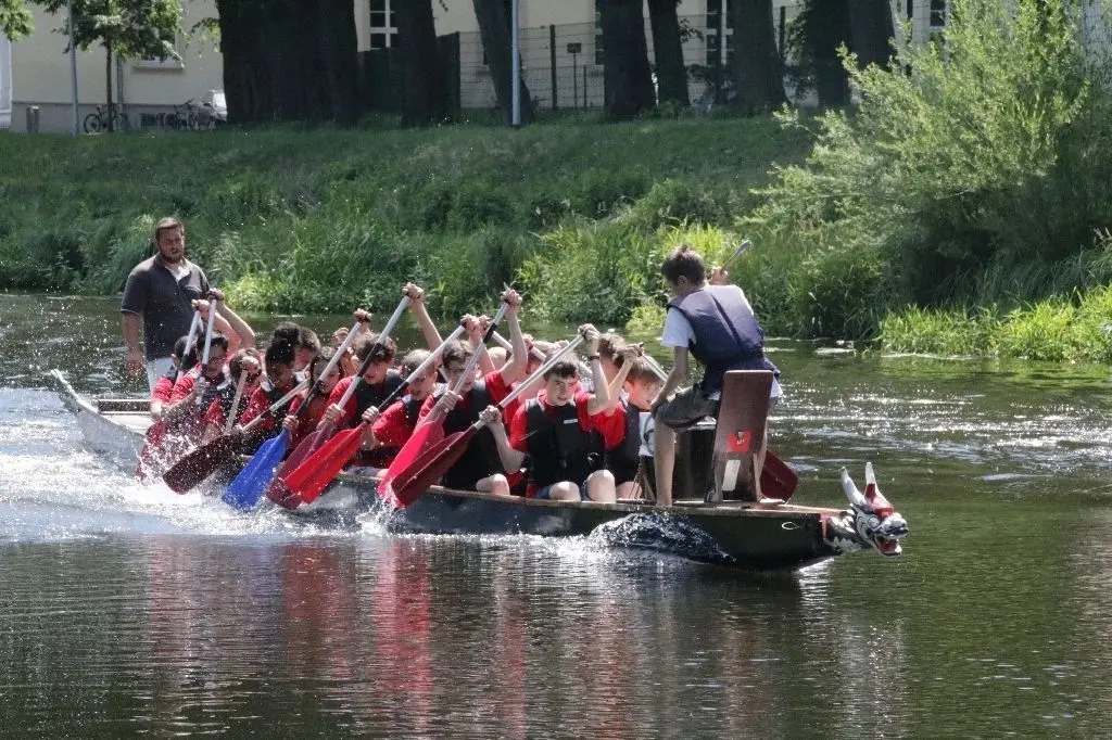 Gut anzuschauen und unüberhörbar: Drachenboot mit dem Rhythmus der Trommel