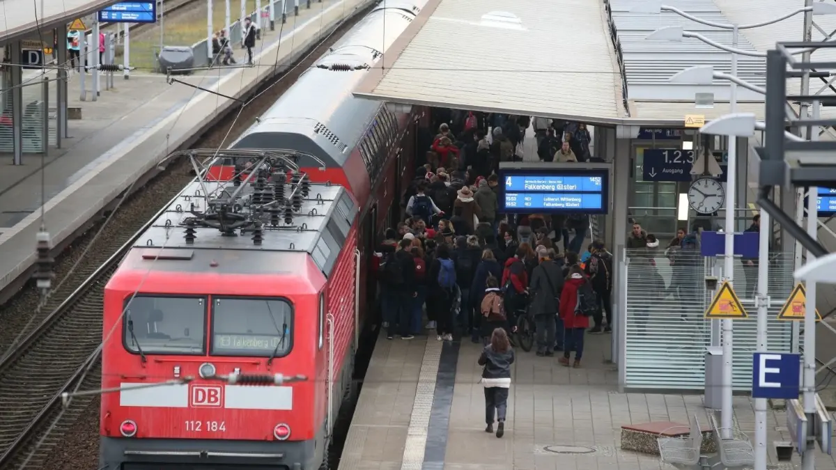 Ein RE3 am Bahnhof von Eberswalde. Aufgrund des Brandes am Bahnhof Melchow kam es am Sonntag (2. Juli) zu massiven Einschränkungen des Bahnverkehrs zwischen Bernau und Eberswalde. (Archivbild)
BAhnhof Eberswalde am 16.09.19