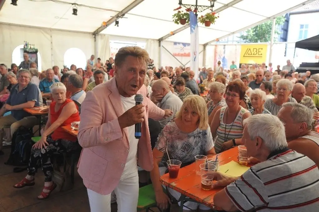 Auf die Bühne will er nicht: Dafür zieht Sänger und Entertainer Hans-Jürgen Beyer eine Super-Show im Festzelt ab und springt sogar auf die Bänke, gefeiert vom Publikum. Beim Schlagerfestival geben sich Stars die Klinke in die Hand.