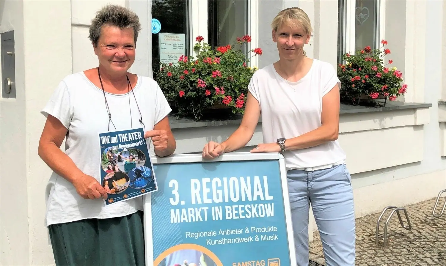 Katrin Laske (r.) von der Stadtverwaltung in Beeskow und Altstadtmanagerin Kerstin Müller haben den 3. Regionalmarkt, zu dem am Sonnabend in die Kreisstadt von Oder-Spree geladen wird, organisiert.