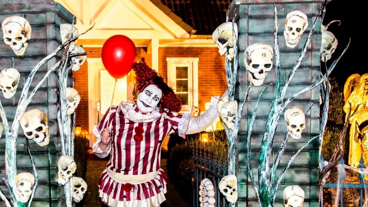 Ein ganz besonderer Clown erwartet die Besucher zu Halloween in der Gruselstraße von Rauen bei Fürstenwalde.
Foto: alexander winkler (mobil: 0173-6138066; www.alwin-23.de; e-mail: alwin-23@gmx.de)
nur für privaten Gebrauch. Nutungsrechte sind schriftlich beim Urheber einzuholen.