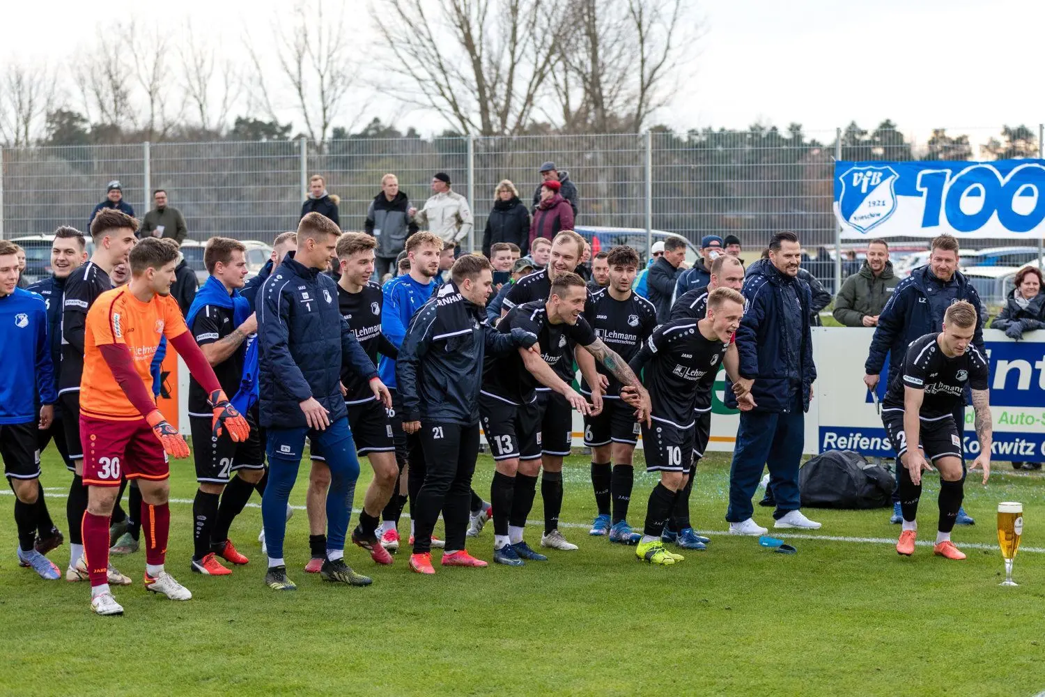 In Feierlaune: Im November sorgte der VfB Krieschow mit dem 4:0 gegen den FSV Luckenwalde für eine Pokalüberraschung. Spieler und Betreuer feierten ausgelassen das Weiterkommen.