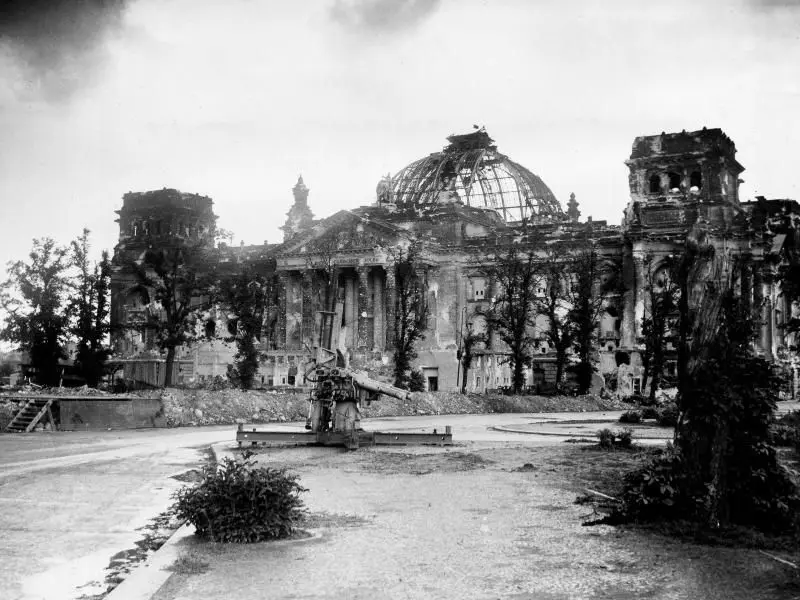 Das stark beschädigte Berliner Reichstagsgebäude zum Kriegsende.