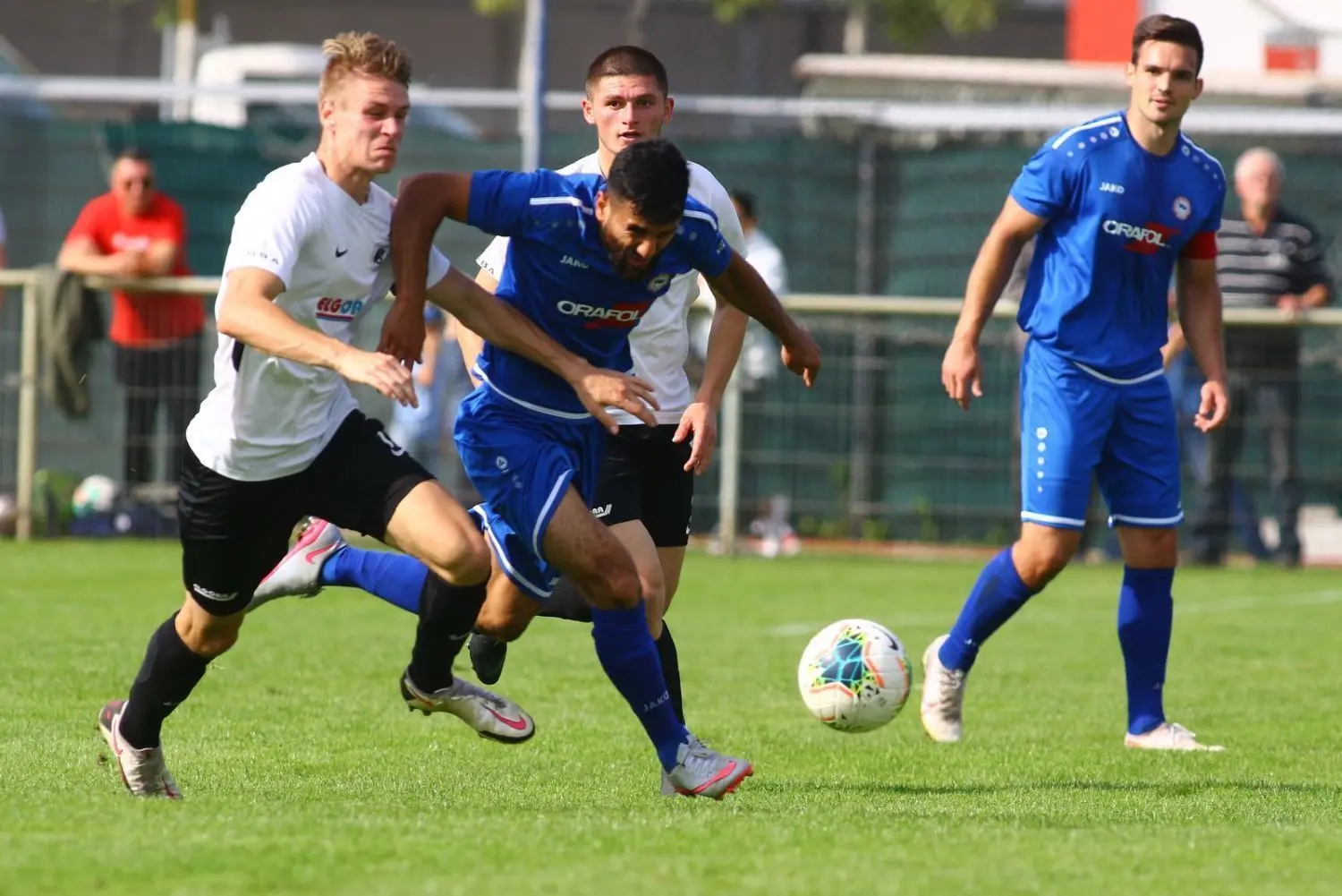 Mittelfeldduell.