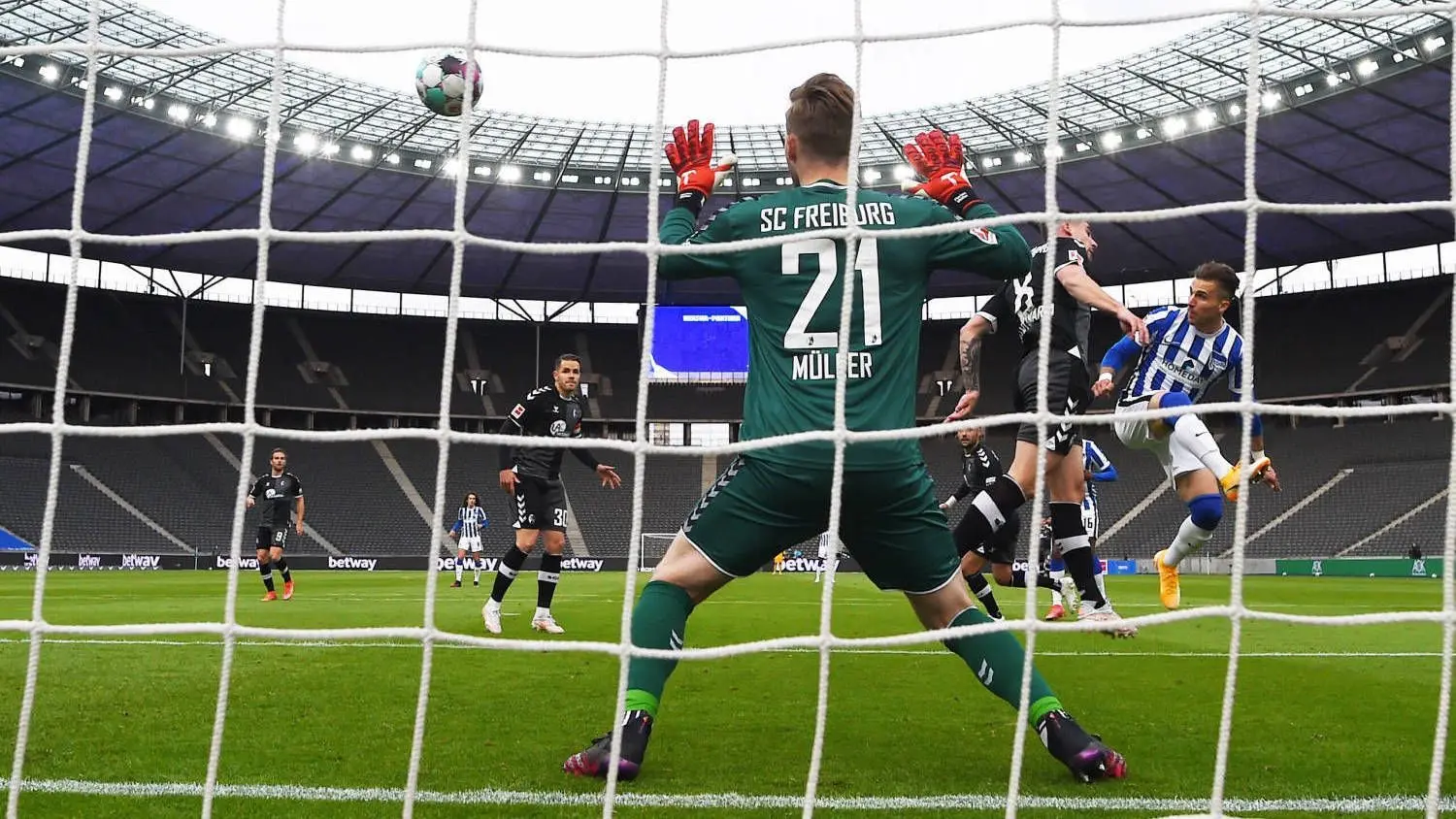 Peter Pekarik (r.) erzielt in dieser Szene das 2:0 für Hertha BSC im Bundesliga-Spiel gegen den SC Freiburg: „Es war auch ein bisschen Gänsehaut, es war Teamgeist.“
