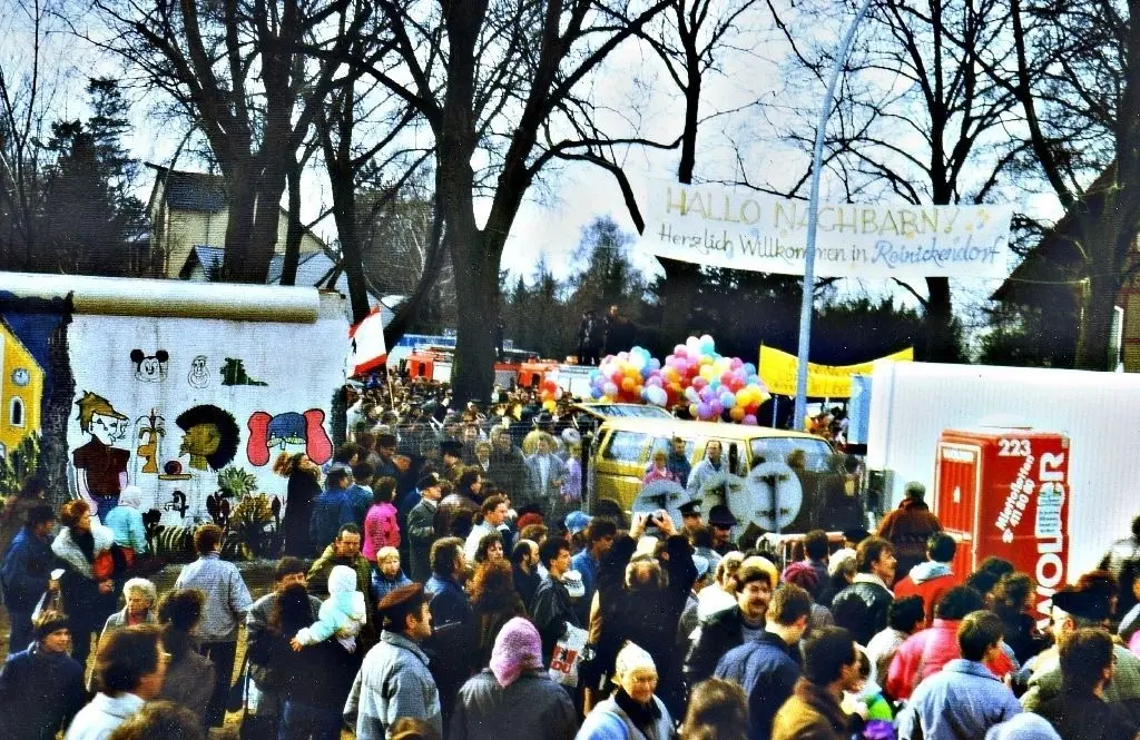 Geschätzt 15 000 Menschen kamen zur Öffnung der Mauer zwischen Glienicke und Hermsdorf. Zunächst konnten aber nur Fußgänger und Radfahrer passieren.