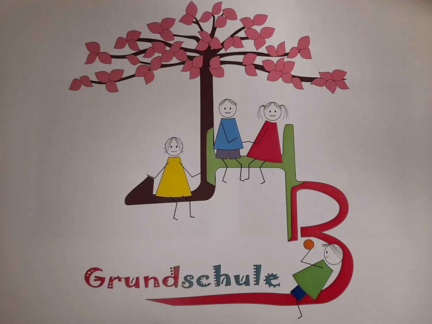 Für ein neues, selbst gestaltetes Logo, das sich aus den Anfangsbuchstaben ihrer Schule zusammensetzt,  trat die Johann-Heinrich-Bolte-Grundschule in Fehrbellin an.