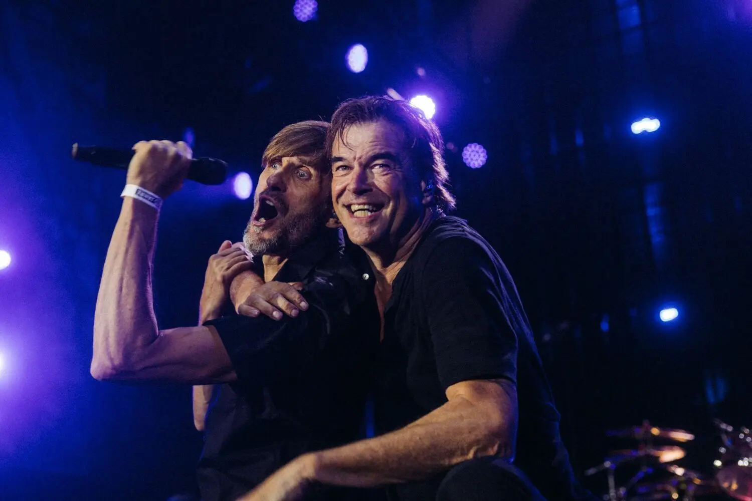 Die Toten Hosen live in Tempelhof: Sänger Campino (r.) mit dem Sänger der Ostberliner Punkrockband Planlos, Michael „Pankow“ Boehlke. Während der Zugaben hat die Düsseldorfer Band ihre Berliner Kollegen für zwei Songs auf die Bühne geholt, um einen gemeinsamen illegalen Auftritt im Jahr 1983 zu erinnern.