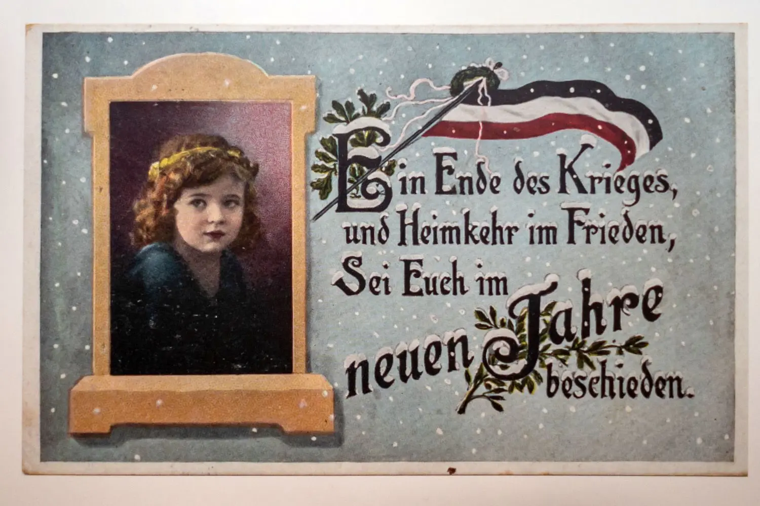 Traurigkeit und Schneeflocken: Diese Neujahrskarte an der Schwelle zu 1915 äußerte einen Wunsch vieler Deutscher.