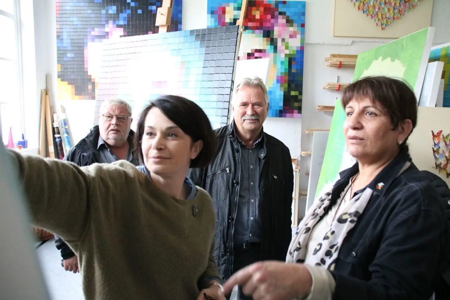 Besuch bei Sveta Esser und Alex Pauker in deren Atelier im Oranienwerk. Alexander Laesicke überreicht dort ein Kunstwerk Sveta Essers als Geschenk an Kfar Jonas Bürgermeisterin Shoshi Kachlan-Kidor (r.).