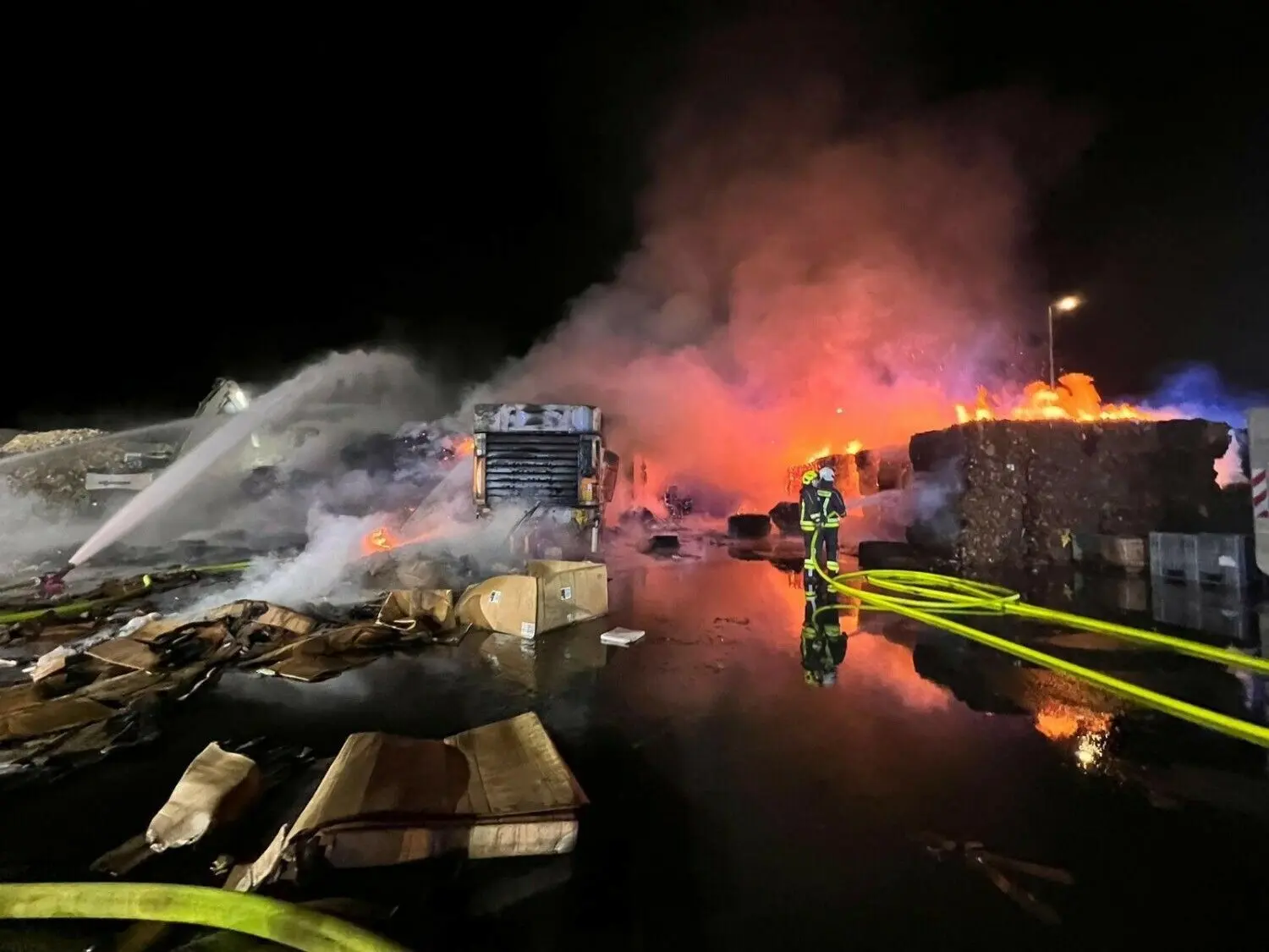 Bei einem Brand auf dem Gelände der Gigafactory von Tesla in Grünheide kam die Werkfeuerwehr zum Einsatz.