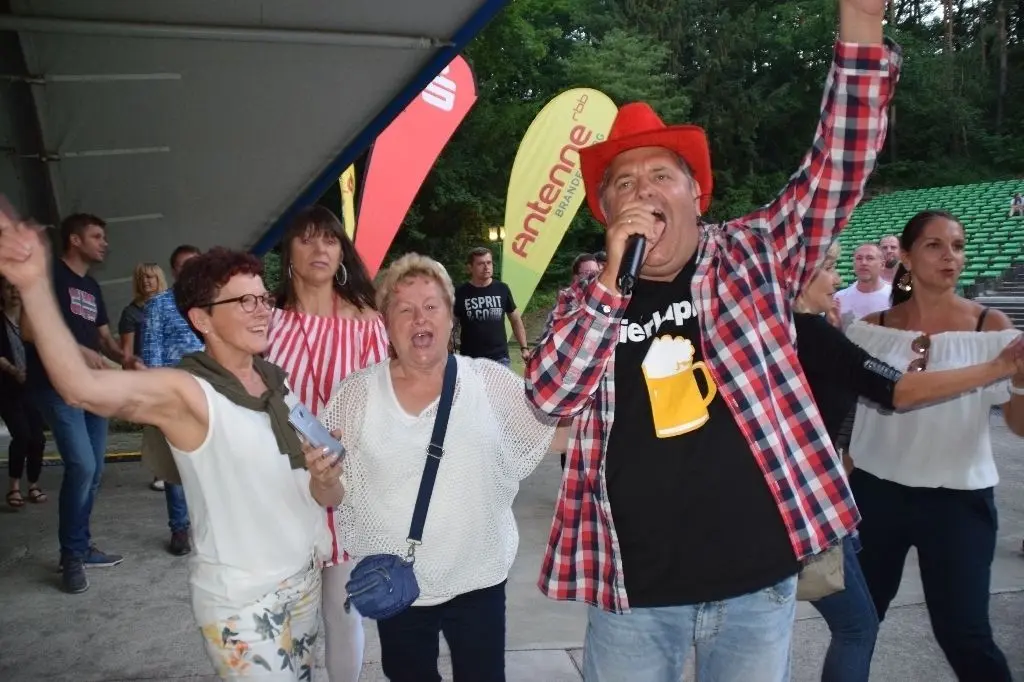 Jetzt geht die Party richtig los: Markus Becker machte die Bühne zur Tanzfläche und brachte so ein bisschen Mallorca-Feeling auf die Freilichtbühne in die Diehloer Berge.