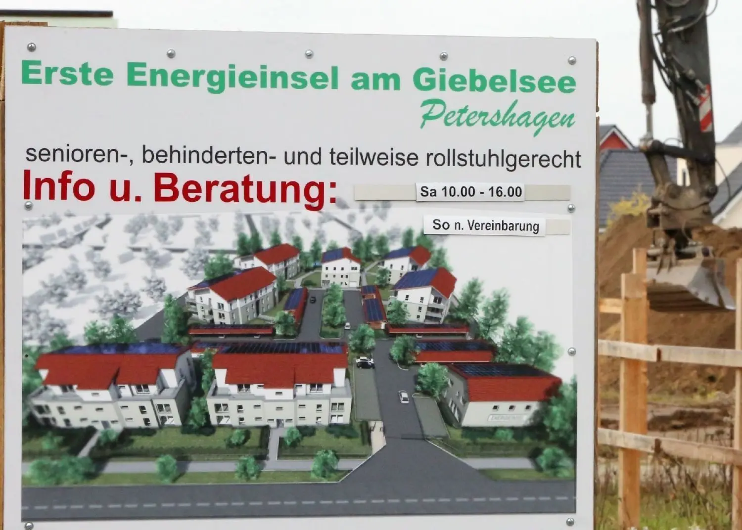 Werbung: Ein Schild beim Baustart 2015 in Petershagen