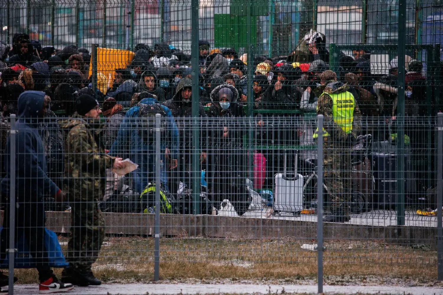 Hunderte Menschen warten am Grenzübergang Medyka hinter einem Tor auf die Einreise nach Polen. Wegen des russischen Angriffs auf die Ukraine sind nach Angaben des UN-Flüchtlingshilfswerks (UNHCR) etwa 368 000 Menschen auf der Flucht.