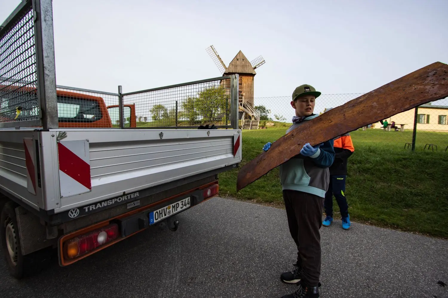 Den herrenlosen Müll übergaben die Sechstklässler anschließend Mitarbeitern der Gemeinde Oberkrämer, die sich um die Entsorgung kümmerten.