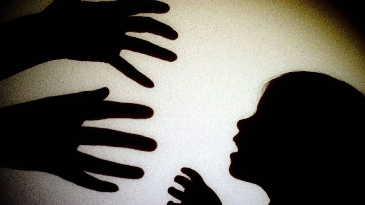 Symbolbild: Wenn Kinder vernachlässigt oder misshandelt werden, muss der Landkreis eingreifen.
ARCHIV - ILLUSTRATION: Schatten von Händen einer erwachsenen Person und der Kopf eines Kindes an einer Wand eines Zimmers am 12.01.2014 in Frankfurt (Oder) (Brandenburg). Am 25.02. wird in Magdeburg ein Leitfaden der Techniker Krankenkasse zur Früherkennung von Kindesvernachlässigung und -misshandlung vorstellt. Foto: Patrick Pleul/dpa +++(c) dpa - Bildfunk+++