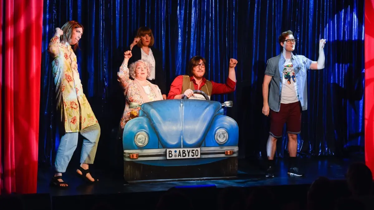 Sommmerkomödie: „Auf in den Urlaub-aber bitte mit Schlager“ ertönt im August im Hoftheater Bad Freienwalde, es spielen: Stefanie Dietrich, Cindy Walter, Daniel Hauser, Patrick Stauf, Matthias S. Raupach
Auf in den Urlaub-aber bitte mit Schlager, Sommerkomödie im Oderbruch im Hoftheater Bad Freienwalde, es spielen: Stefanie Dietrich, Cindy Walter, Daniel Hauser, Patrick Stauf, Matthias S. Raupach