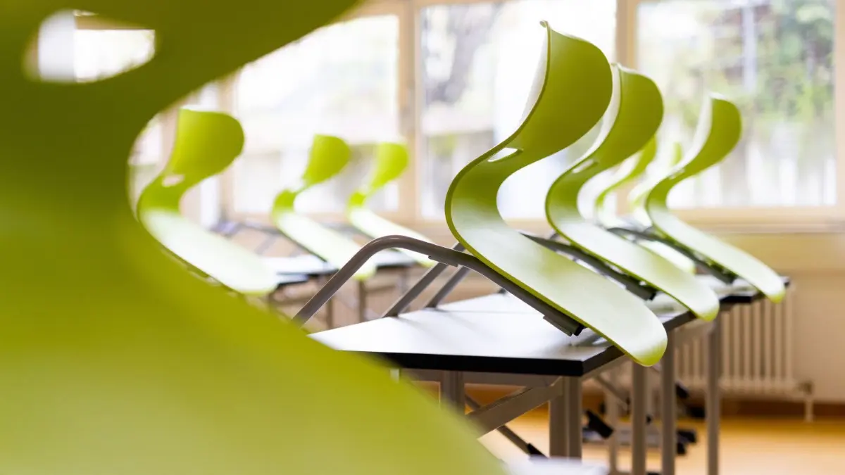 Die Schule ist aus, nun gehen wir nach Haus’? Nein, darauf hatten drei jugendliche Schüler in Neu-Ulm keinen Bock. Aber was wollten sie überhaupt im Gebäude?
12.04.2021, Baden-Württemberg, Heitersheim: Stühle stehen auf Tischen in einem leeren Klassenzimmer einer Realschule. Wegen der schnell steigenden Corona-Infektionszahlen kehren Grundschüler und auch die 5. und 6. Klassen in der ersten Woche zunächst in den Fernunterricht zurück. Für die Klassen 1 bis 7 soll es nur eine Notbetreuung für die Kinder geben, deren Eltern dringend darauf angewiesen sind. Foto: Philipp von Ditfurth/dpa +++ dpa-Bildfunk +++