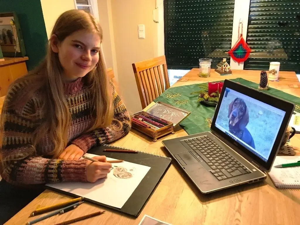 Junge Künstlerin: Lilli Rutschke sitzt zu Hause in Müllrose und zeichnet mit Buntstiften einen Dackel. Die Besitzer des Tieres haben der Schülerin das Foto ihres Lieblings als Vorlage geschickt. Mit den Tierporträts verdient die 16-Jährige Geld für die Finanzierung ihres Auslandsschuljahres in den USA.