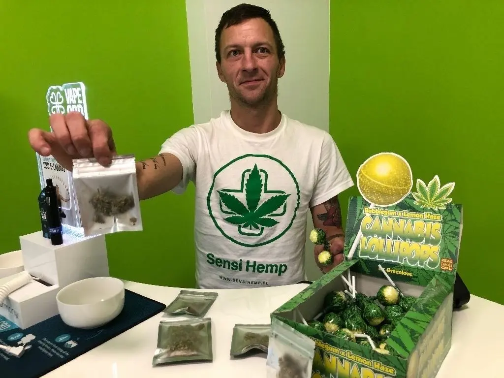 Von "Gras" bis zum Lolli: Maciej Mielcarek verkauft in Słubice neuerdings Hanfprodukte.