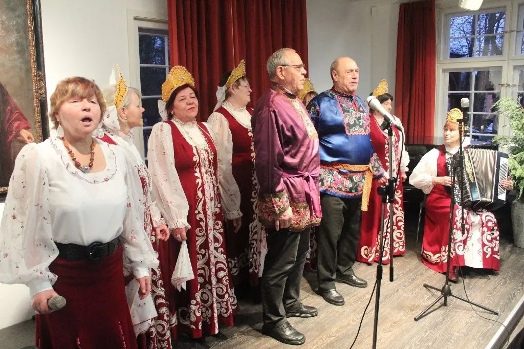 Gesang in Trachten: Das Folklore-Ensemble „Rossijanka“ aus Fürstenwalde bestritt zum bereits fünften Mal das russische Weihnachtsfest im Scharwenka-Haus in Bad Saarow. Chorleiterin Valentina Ravva begleitet die Sänger am Bajan – der osteuropäischen Version des Akkordeons.
