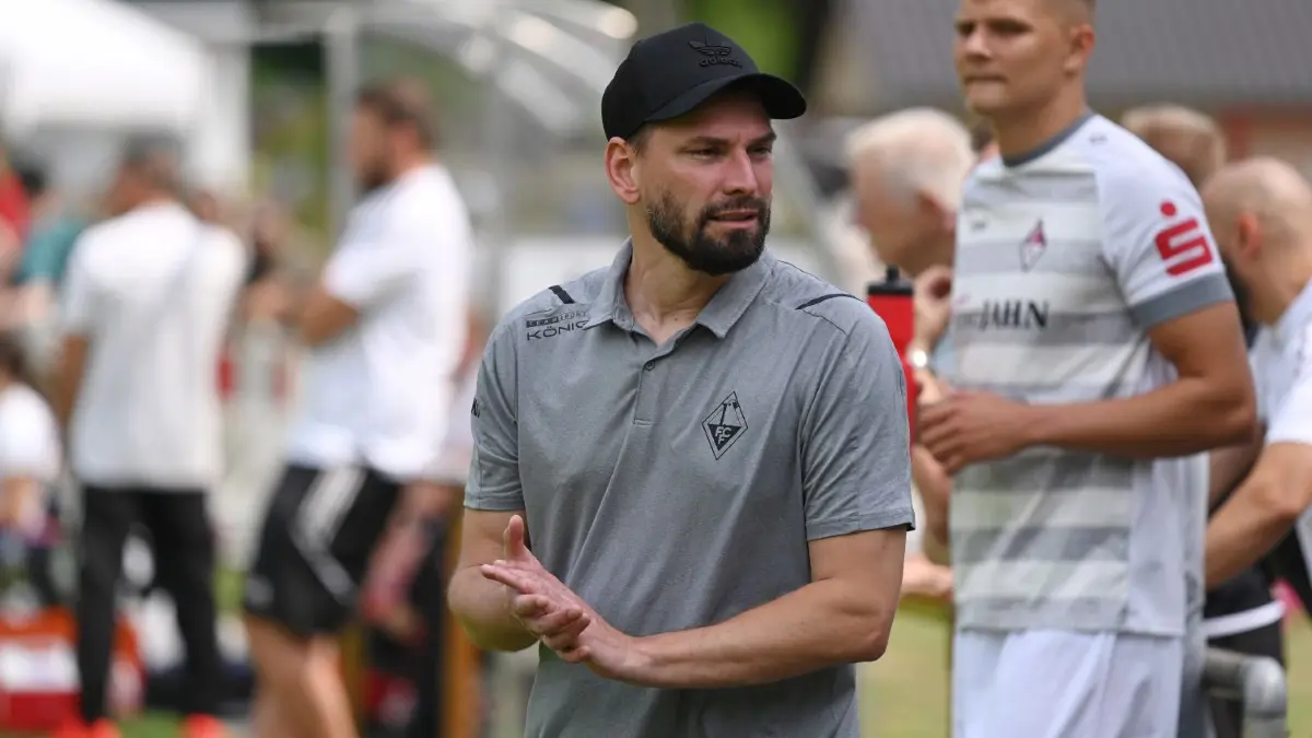Neuzugänge: Trainer Alexander Mikulin darf sich beim 1. FC Frankfurt über zwei weitere Transfers freuen. Die beiden neuen Spieler haben eine durchaus interessante Vita.
Müllrose, Fussball Freundschaftsspiel, Müllroser SV - 1. FC Frankfurt, Trainer Alexander Mikulin vor Paul Bechmann
FOTO BENK 01.07.2023