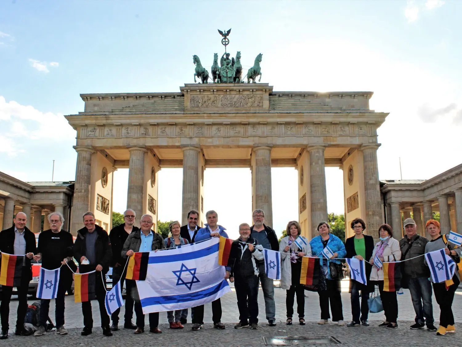 Eine Delegation aus Oranienburg mit Bürgermeister Alexander Laesicke (parteilos) und Stadtverordnetenvorsteher Dirk Blettermann (SPD) beteiligte sich am Donnerstag an der Solidaritätsdemonstration für Israel.