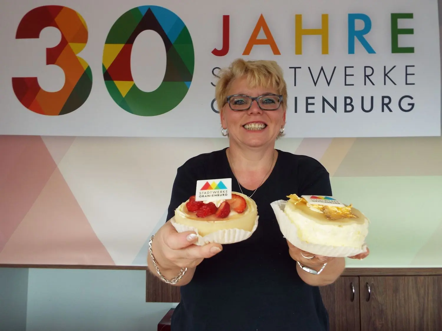 Beate Schulz von Grünlers Backstuben hat Erdbeer- und Kokostörtchen sowie zudem Blaubeertörtchen ausgegeben.
