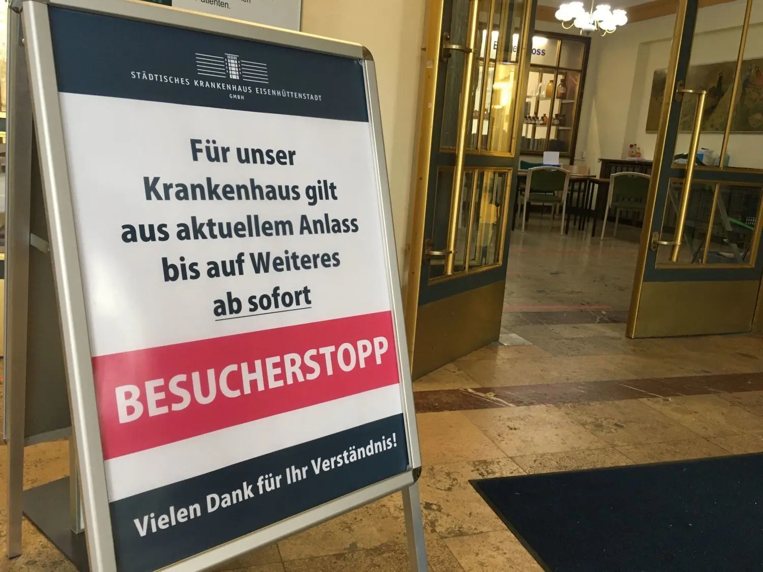 Vorübergehend: Im Krankenhaus Eisenhüttenstadt gilt ein Besucherstopp wegen der Corona-Pandemie.