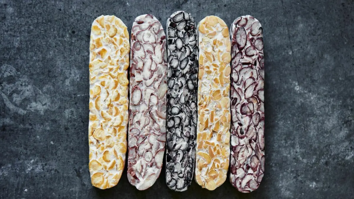 Vegan, lecker und gesund: Tempeh aus Beeskow wird mit fermentierten Wachtelbohnen, Sojabohnen, Schwarzen Bohnen oder Kichererbsen in der Manufaktur produziert.
Vegan in Beeskow: Tempeh-Produkte, gewürzt und ohne extra Gewürze von Peaceful Delicious