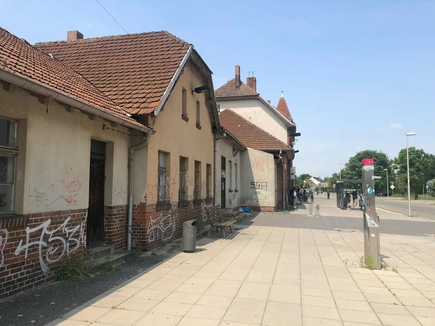 Der Bahnhof in Eisenhüttenstadt besteht aus unterschiedlichen Gebäudeteilen. Im Vordergrund ist der südliche Teil zu sehen, in dem unter anderem früher der Bahnhofsvorsteher sein Büro hatte und die Kaderabteilung.
