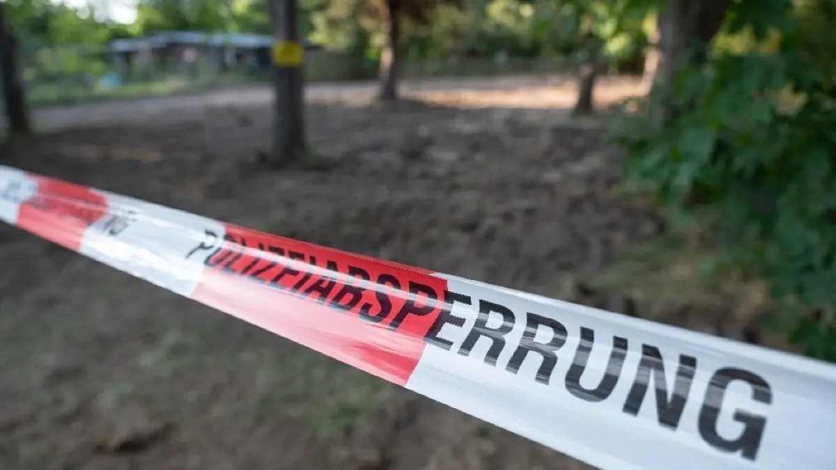 Am Haussee in dem Ortsteil Löhme von Werneuchen wurde am Sonnabend eine russische Handgranate gefunden. (Symbolbild)
29.07.2020, Niedersachsen, Seelze: Sand ist auf der Kleingarten-Parzelle bei Seelze nach Beendigung der Polizeiaktion im Fall der vor 13 Jahren verschwundenen kleinen Maddie McCann zu sehen. Zwei Tage lang hatten Polizisten auf dem Grundstück das Erdreich mit Spaten und Harken durchkämmt. Die Grabungen stehen im Zusammenhang mit den Mordermittlungen gegen einen 43-jährigen Deutschen. Foto: Peter Steffen/dpa +++ dpa-Bildfunk +++