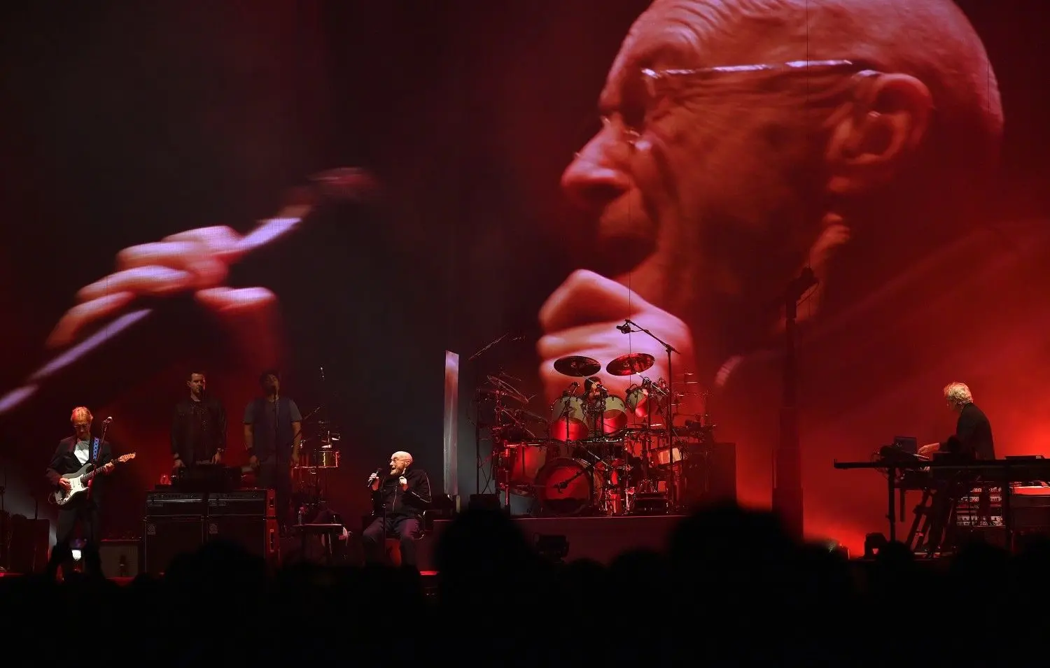 07.03.2022, Berlin: Die Musiker Mike Rutherford, Phil Collins und Tony Banks von der Band Genesis stehen in der Mercedes-Benz Arena auf der Bühne.