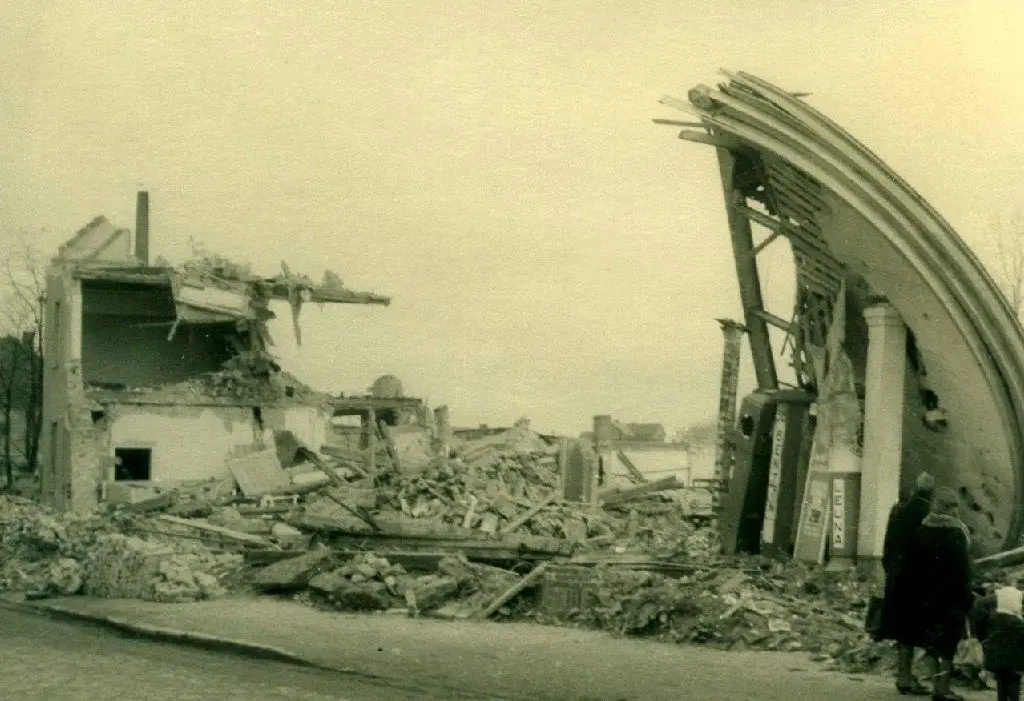 Von der Tankstelle Peitz, die 1938 gebaut wurde und in der Sachsenhausener Straße gegenüber dem Chemiekindergarten stand, ist nach dem Luftangriff nichts mehr übrig.