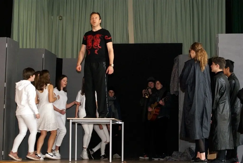 Testlauf: Schauspieler Thomas Wiesenberg probt mit seinen Nachwuchsakteuren im Puschkin-Gymnasium eine Szene.