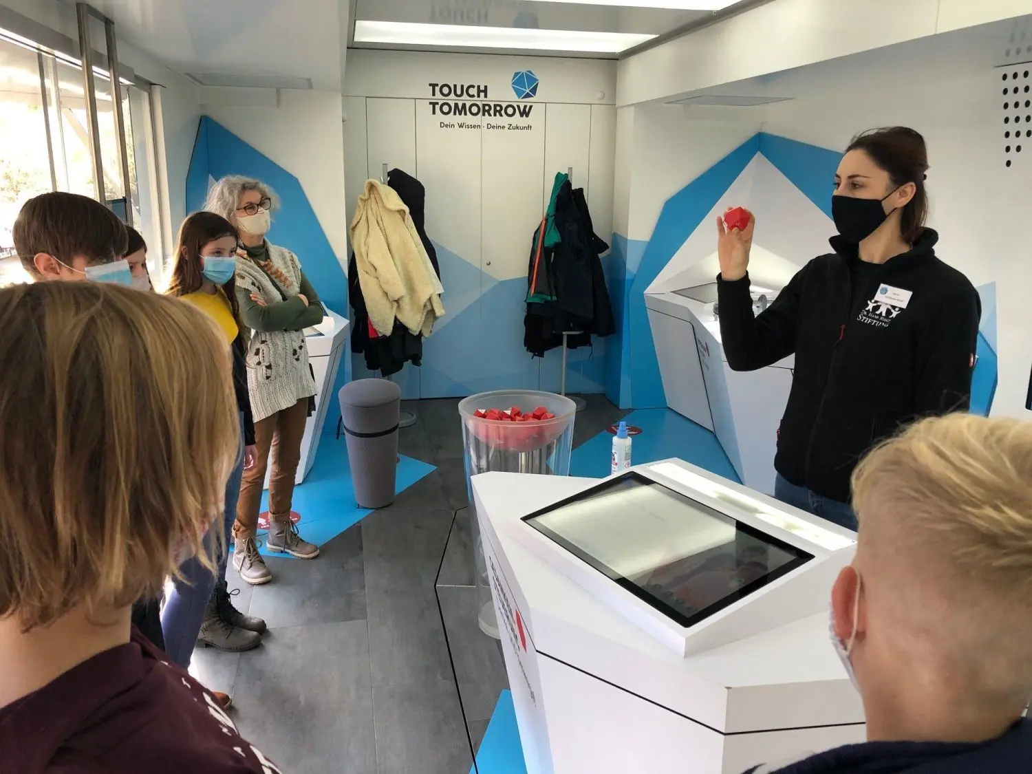 MINT-Coach Maria Schäferbarthold erklärt den Siebtklässlerinnen und Siebtklässlern, was sie im Truck erleben können.