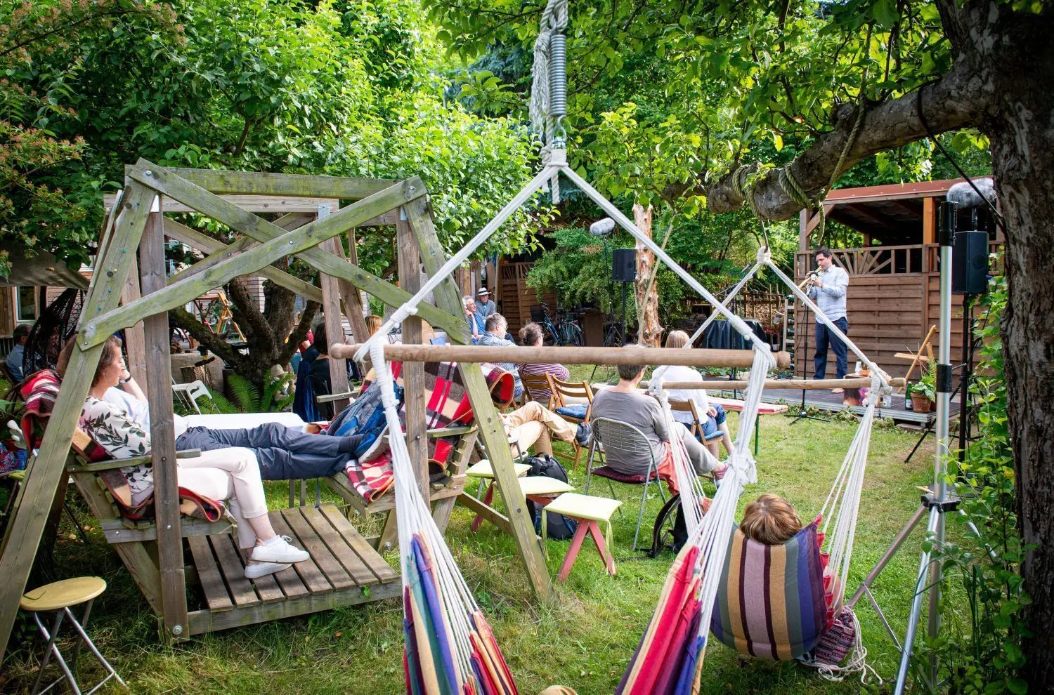 Lauschen auf Schaukeln: Jazz-Trompeter Richard Koch am Sonnabend im Garten „Sabine“ in Eberswalde