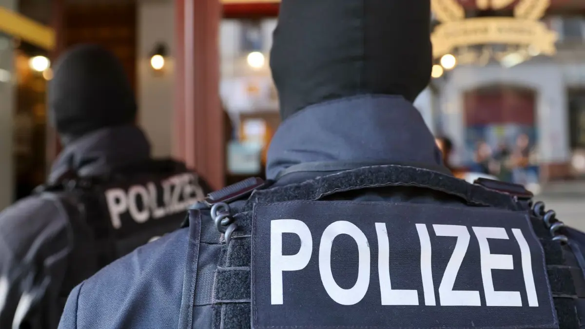 Ermittler der Mordkommission ermitteln zu einer mutmaßlichen Entführung in Berlin. Das Opfer soll nach Brandenburg verschleppt worden sein. (Symbolbild)
ARCHIV - 09.06.2022, Sachsen, Leipzig: Polizisten führen eine Razzia durch. (zu dpa: «Polizei im Südosten soll aufgestockt werden - Frauenquote steigt») Foto: Jan Woitas/dpa +++ dpa-Bildfunk +++