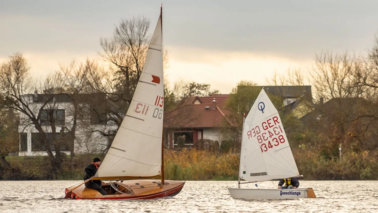 Regelmäßig sind die Aktiven des Seesportclubs auch auf dem Kanal unterwegs und lassen sich vom Bollwerk aus gut beobachten.