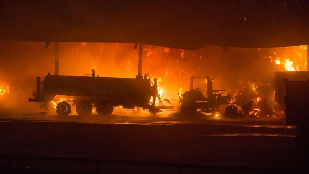 Als die Brandbekämpfer vor Ort eintrafen, stand die Lagerhalle bereits in voller Ausdehnung in Flammen.