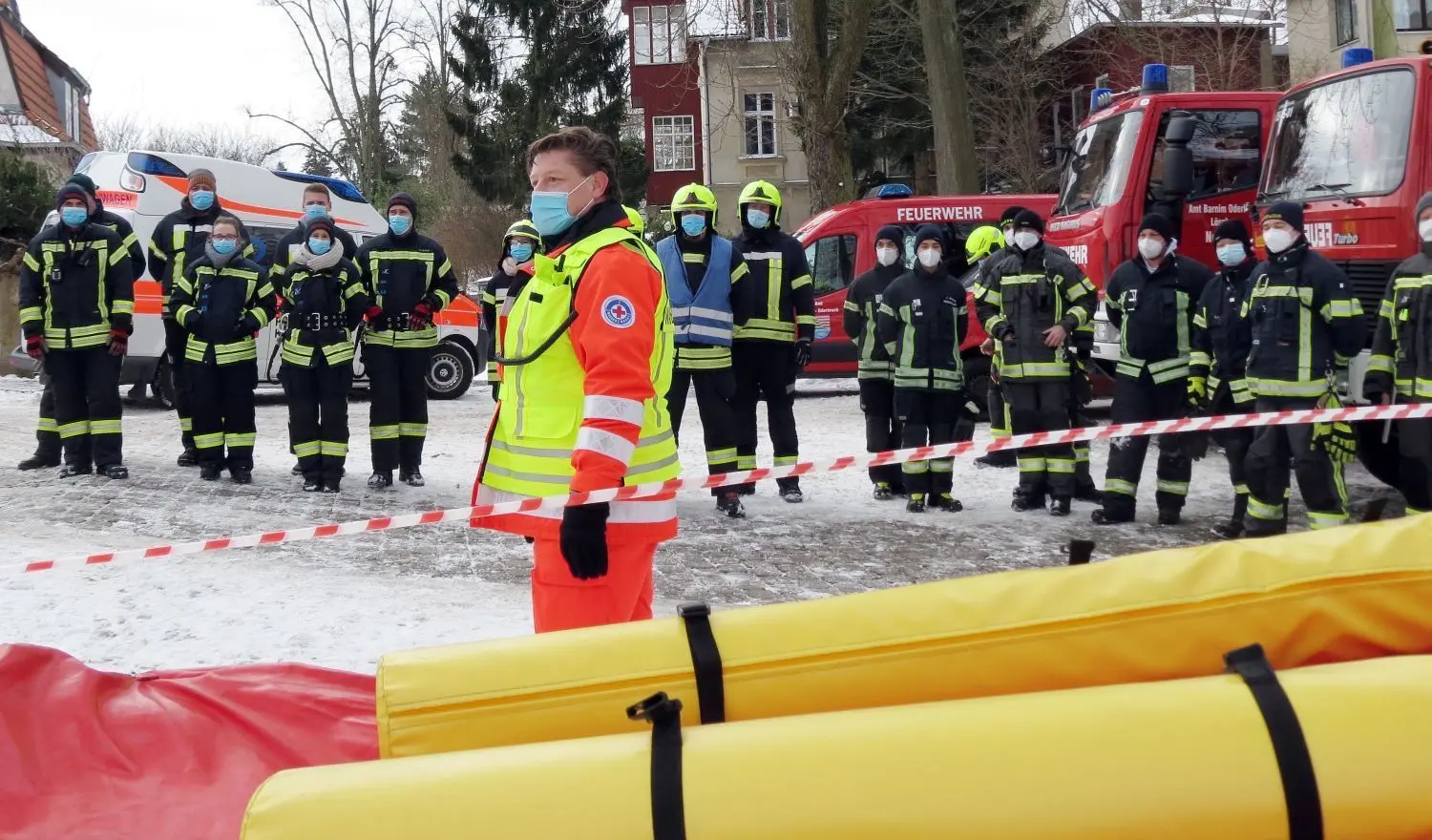 Der Leiter der DRK-Wasserwacht Strausberg, Jens Kiesewetter, begrüßt die angetretenen Gruppen der freiwilligen Feuerwehren Strausberg, Prötzel, Neulewin und Fredersdorf.