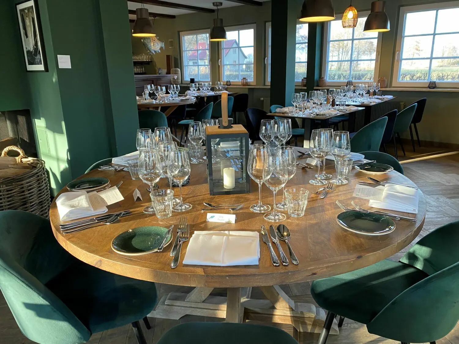 Restaurant Köllnitzer Fischerstuben – hübsch eingedeckt von Restaurantleiterin Andrea Klotz und Stellvertreterin Peggy Türk. Wird das angekündigte Menü aus der Küche auch schmecken?
