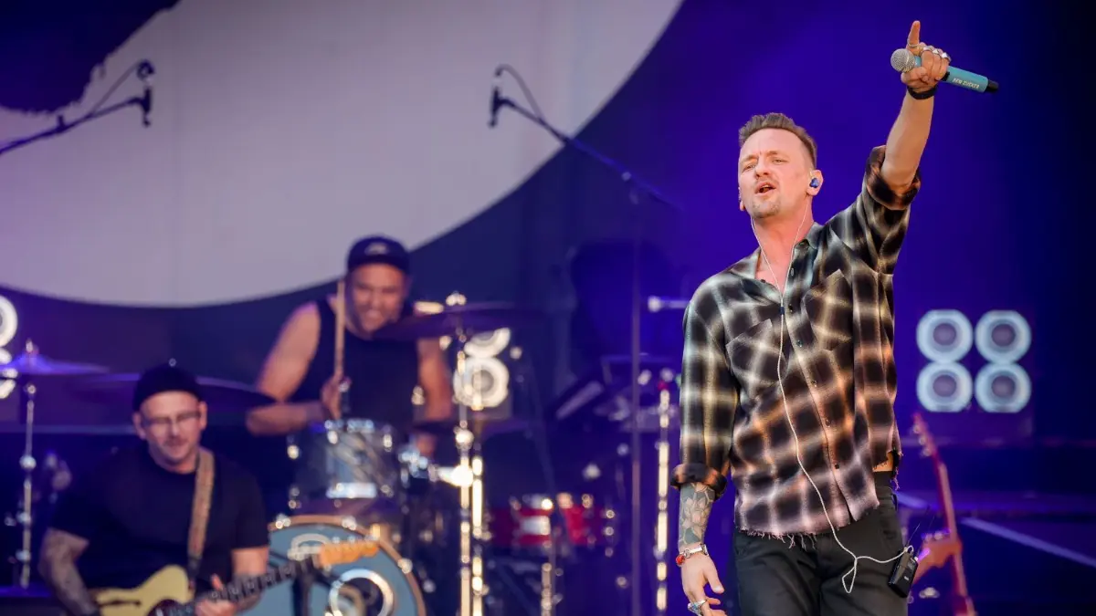 Klosterhof Wiblingen: Ben Zucker spielt beim Open Air.
Klosterhof Wiblingen: Ben Zucker - Live mit Band 2022