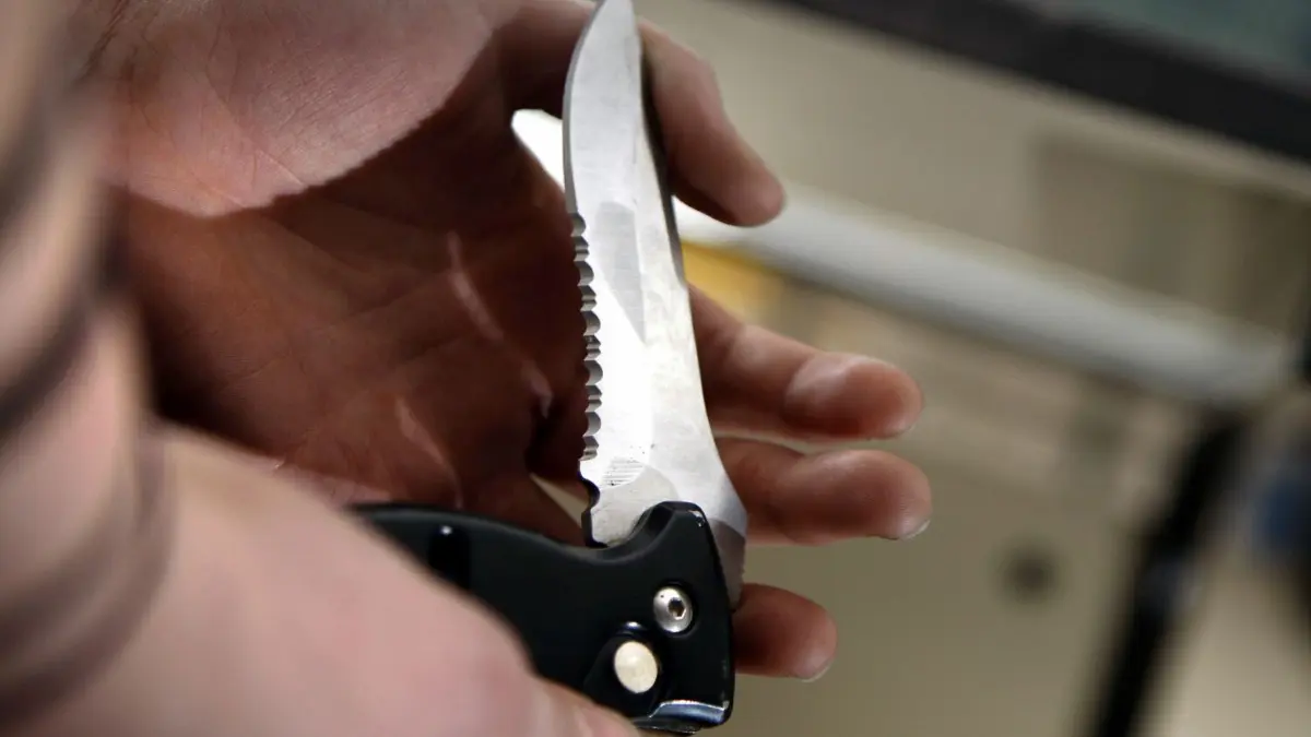 Freund mit Messer in Eberswalde angegriffen: Sowohl Täter als auch Opfer waren stark alkoholisiert. (Symbolbild)
ARCHIV - ILLUSTRATION - Eine Schülerin zeigt am 24.02.2009 an einem Gymnasium in Kerpen während des Unterrichts einer Mitschülerin ihr Klappmesser. Foto: Oliver Berg/dpa (zu dpa «Lehrerverband BLLV stellt Studie zu Gewalt gegen Lehrer vor» vom 14.11.2016) +++(c) dpa - Bildfunk+++ | Verwendung weltweit