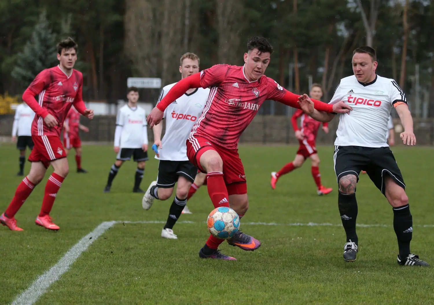 Im Derby in der Brandenburgliga trafen der FC Eisenhüttenstadt und der 1. FC Frankfurt aufeinander. In dieser Szene kommt Frankfurts Niclas Weddemar vor FCE-Spielführer Tony Wernicke an den Ball, weiter links Torschütze Steven Frühauf.