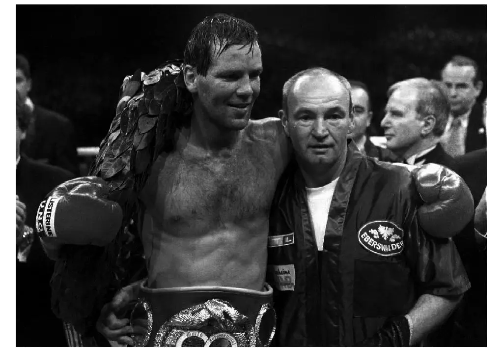 Titel verteidigt: Henry Maske im Mai 1996 mit seinem Trainer Manfred Wolke nach dem Sieg gegen John Scully