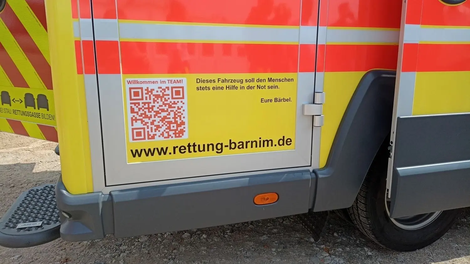 Das neue Fahrzeug wurde mit einer Widmung der Spenderin versehen. Bärbel Gensch hat lange Zeit am Üdersee gelebt.
