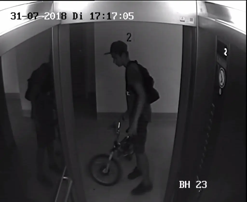 Überwachungskamera: Max R. mit einem unbekannten BMX-Rad.